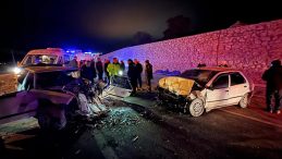 K&uuml;tahya'da İki Otomobil Kafa Kafaya &Ccedil;arpıştı: 4 Yaralı