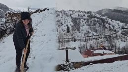 Lapa lapa kar yağışı başladı: Evler kısa s&uuml;re i&ccedil;inde beyaza b&uuml;r&uuml;nd&uuml;