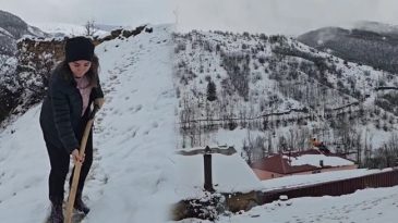 Lapa lapa kar yağışı başladı: Evler kısa s&uuml;re i&ccedil;inde beyaza b&uuml;r&uuml;nd&uuml;