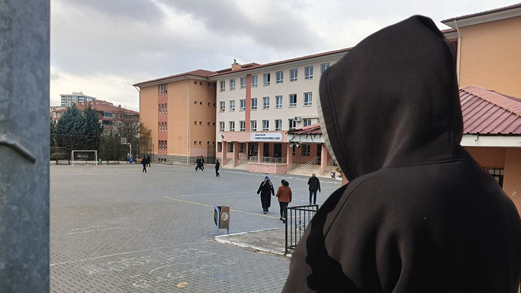Lisede Şok Edici Olay! Kız Öğrencilere Cinsel Organının Fotoğrafını Gönderdi