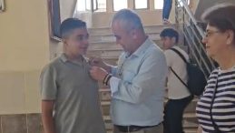 Lisedeki sosyal deneyde beklenen hareketi tek bir &ouml;ğrenci sergiledi: İdare &ccedil;eyrek altınla &ouml;d&uuml;llendirdi