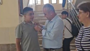 Lisedeki sosyal deneyde beklenen hareketi tek bir &ouml;ğrenci sergiledi: İdare &ccedil;eyrek altınla &ouml;d&uuml;llendirdi
