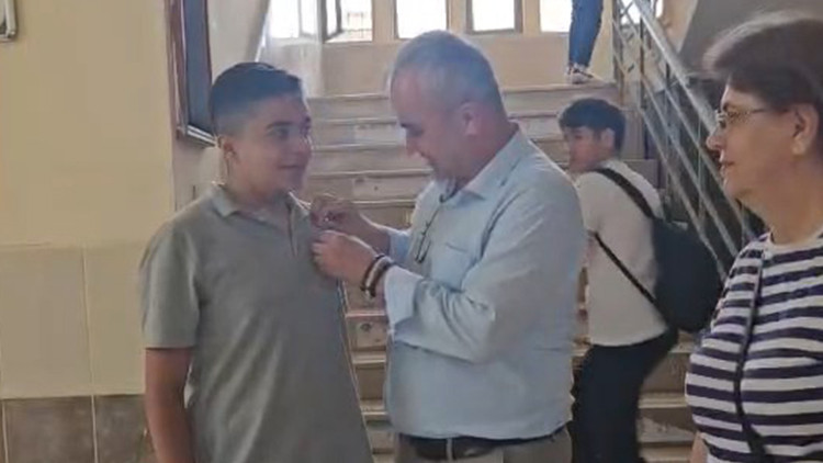 Lisedeki sosyal deneyde beklenen hareketi tek bir &ouml;ğrenci sergiledi: İdare &ccedil;eyrek altınla &ouml;d&uuml;llendirdi