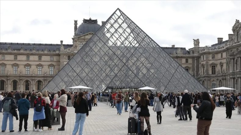 Louvre'da Yeni Skandal! Y&uuml;zlerce Nadir Kitap Hasar G&ouml;rd&uuml;