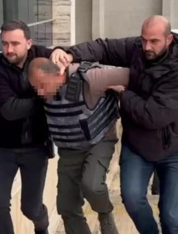 ‘Eşime neden baktın?’ diyen genci öldürdü