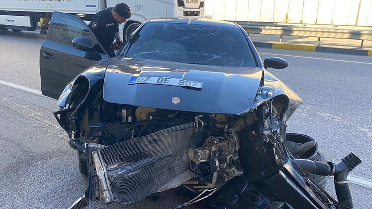 Lüks Otomobil İki Kez Çarparak Kullanılamaz Hale Geldi