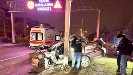 Malatya'da Trajedi: Otomobil Tramb&uuml;s Direğine Saplandı! 1 Kayıp, 1 Ağır Yaralı