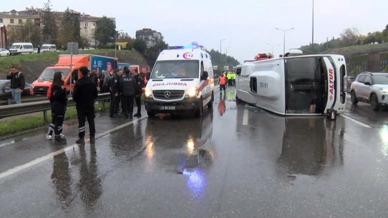 Maltepe D-100'de Servis Minibüsü Devrildi: 11 Yaralı