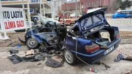 Mamak&rsquo;ta otomobil ile hafif ticari ara&ccedil; &ccedil;arpıştı: 1 &ouml;l&uuml;, 3 yaralı