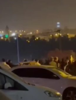 Mardin'de Düğün Salonu Önünde Dehşet Anları: Bıçakla Saldırdılar! 2 Yaralı