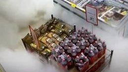 Markette Sıra Dışı Anlar: Yangın T&uuml;p&uuml; Yere D&uuml;şt&uuml;, &Ccedil;alışan Fırtına Gibi Ka&ccedil;tı