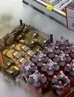 Markette Sıra Dışı Anlar: Yangın Tüpü Yere Düştü, Çalışan Fırtına Gibi Kaçtı