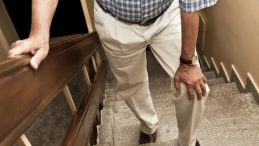 Merdiven &Ccedil;ıkarken Nefes Darlığı &Ccedil;ekenler Dikkat! Bu Belirtiler Hayati Tehlikeye İşaret Ediyor