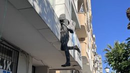 Mersin'de penceredeki cansız manken &lsquo;hırsız'ı g&ouml;renler şoke oluyor