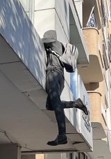 Mersin'de penceredeki cansız manken &lsquo;hırsız'ı g&ouml;renler şoke oluyor