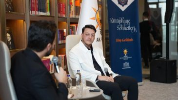 Mesut &Ouml;zil 'K&uuml;t&uuml;phane Sohbetleri' Programında