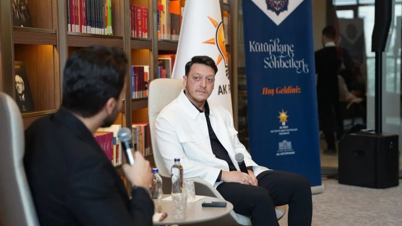 Mesut &Ouml;zil 'K&uuml;t&uuml;phane Sohbetleri' Programında