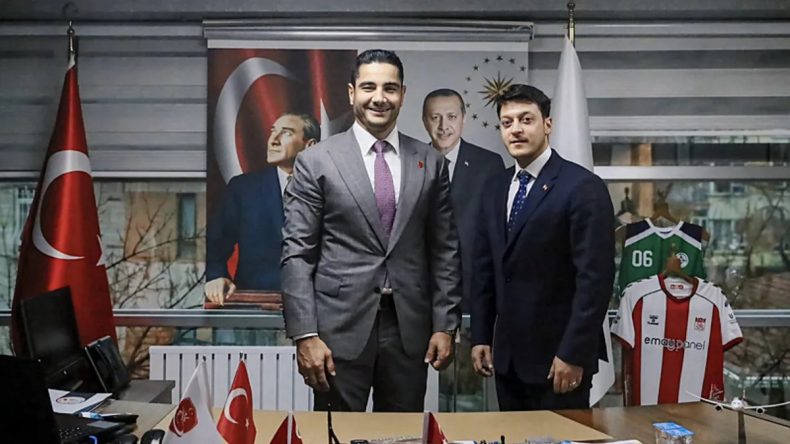 Mesut &Ouml;zil'den T&uuml;rkiye G&uuml;reş Federasyonu'na Ziyaret