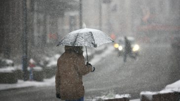 Meteoroloji'den g&uuml;&ccedil;l&uuml; sağanak ve kar yağışı uyarısı! Sıcaklıklar 10 derece d&uuml;şecek