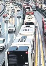 Metrob&uuml;s Arızası Nedeniyle Seferlerde Aksama