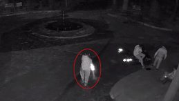 Mezarlıkta saygısızlık: Gen&ccedil;ler dubayı s&ouml;k&uuml;p kameraya el kol hareketi yaptı!