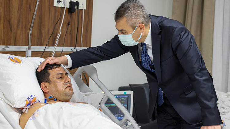 Milli Eğitim Bakanı Tekin, 12 Yaşındaki &Ouml;ğrenci Tarafından Vurulan Okul M&uuml;d&uuml;r&uuml; ile G&ouml;r&uuml;şt&uuml;