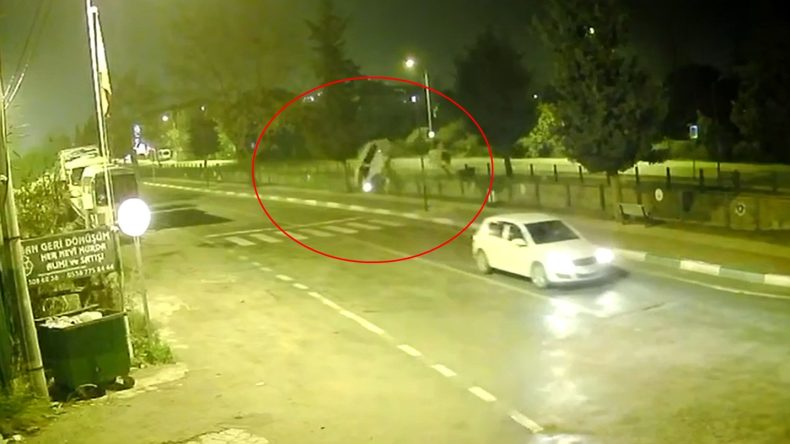 Minibüs Dere Yatağına Uçtu: Kaza Anı Kameraya Yansıdı