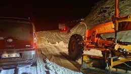 Muş&rsquo;ta Karda Mahsur Kalan 5 Ara&ccedil; Kurtarıldı