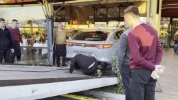 M&uuml;zisyen Cahit Berkay'ın Kullandığı Otomobil Restorana Girdi