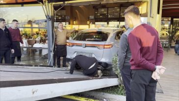 M&uuml;zisyen Cahit Berkay'ın Kullandığı Otomobil Restorana Girdi
