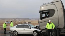 Nevşehir'de Feci Kaza! Otomobil ile Tır Kafa Kafaya &Ccedil;arpıştı: &Ouml;l&uuml; ve Yaralılar Var