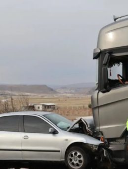 Nevşehir'de Feci Kaza! Otomobil ile Tır Kafa Kafaya &Ccedil;arpıştı: &Ouml;l&uuml; ve Yaralılar Var