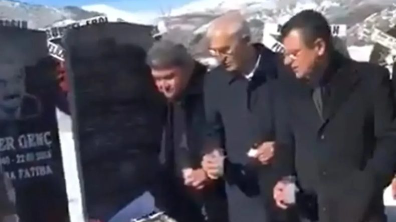 O G&ouml;r&uuml;nt&uuml;ler Yeniden G&uuml;ndeme Geldi: Kamer Gen&ccedil;'in Mezarı Başında Kadeh Tokuşturdular