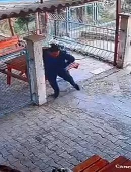 Okul Bah&ccedil;esinde Şok Olay