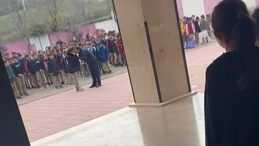 Okul M&uuml;d&uuml;r&uuml; &Ouml;ğrenciyi Yakasından Tutup Yere Savurdu! Tepki &Ccedil;eken G&ouml;r&uuml;nt&uuml;lere İnceleme Başlatıldı