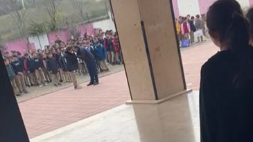Okul M&uuml;d&uuml;r&uuml; &Ouml;ğrenciyi Yakasından Tutup Yere Savurdu! Tepki &Ccedil;eken G&ouml;r&uuml;nt&uuml;lere İnceleme Başlatıldı