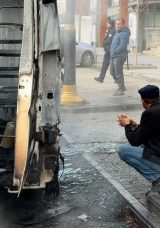 Okul Servisi K&uuml;l Oldu: Sahibinin Yangını İzleyişi G&ouml;z Yaşarttı!