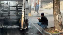 Okul Servisi K&uuml;l Oldu: Sahibinin Yangını İzleyişi G&ouml;z Yaşarttı!