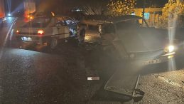 Osmaniye&rsquo;de İki Otomobil &Ccedil;arpıştı: Bir Kişi Hayatını Kaybetti, İki Yaralı
