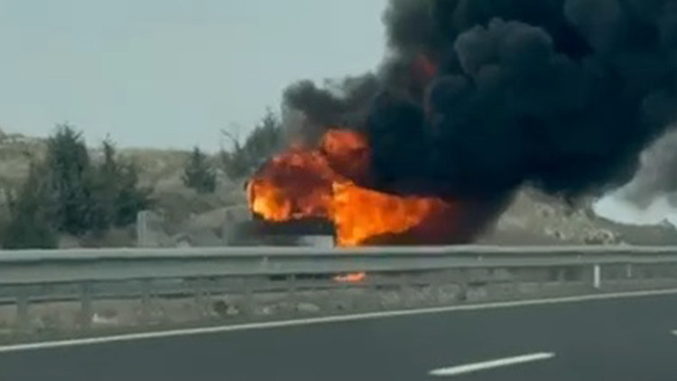Otob&uuml;s Yangını: Seyir Halindeki Ara&ccedil; Alev Alev Yandı