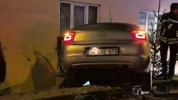 Otomobil Bah&ccedil;e Duvarında Asılı Kaldı