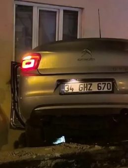 Otomobil Bah&ccedil;e Duvarında Asılı Kaldı