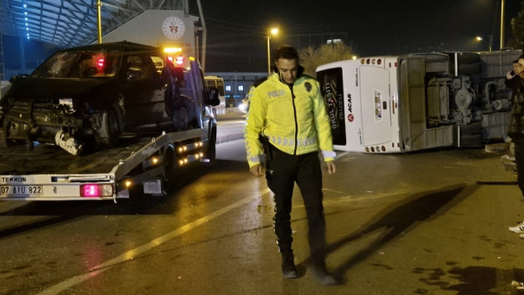 Otomobil ile &Ccedil;arpışan Servis Midib&uuml;s&uuml; Devrildi: 13 Yaralı