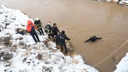 Otomobil kanala u&ccedil;tu: 3 &ouml;l&uuml;, 1 kişi kayıp