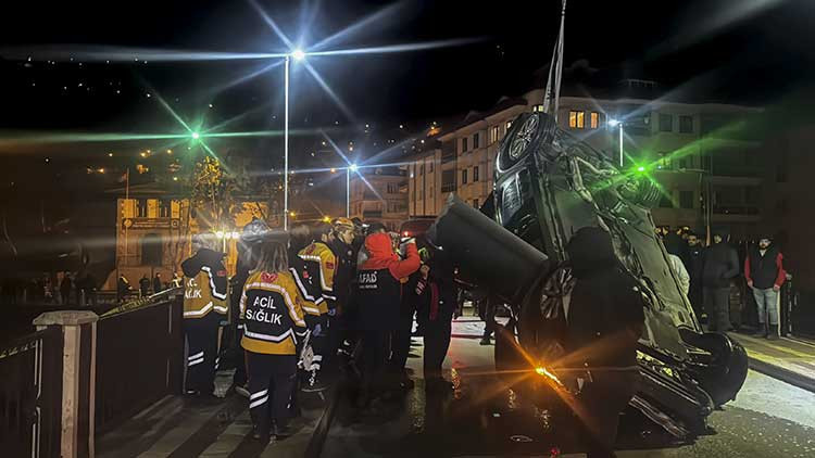 Otomobil Nehre Düştü: 1 Ölü, 1 Yaralı