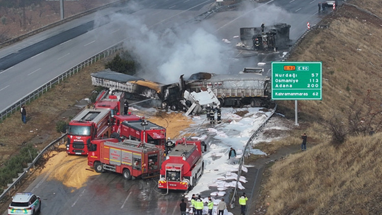 Otoyolda Feci Kaza: Çarpışan 3 TIR Alev Alev Yandı, Trafik Durdu