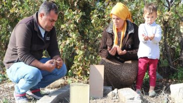 &Ouml;ld&uuml; denilip ailesine verilen bebek mezarlıkta ağlamaya başladı!