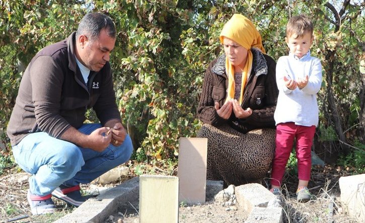 &Ouml;ld&uuml; denilip ailesine verilen bebek mezarlıkta ağlamaya başladı!