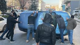 Park Halindeki Ara&ccedil;lara &Ccedil;arpan Otomobil Takla Attı: 2 Yaralı