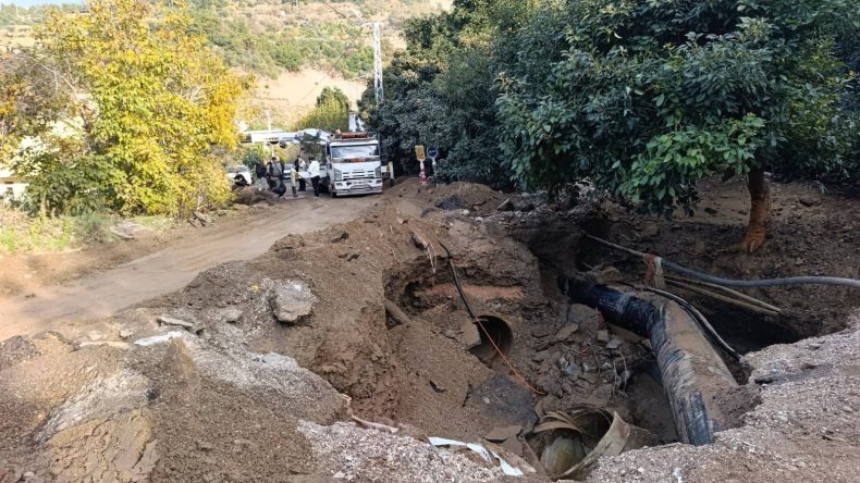 Patlayan Su Borusu Göçüğe Sebep Oldu; Su Taşıdığı Otomobili Bahçeye Sürükledi